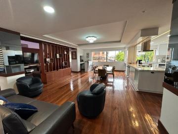 Impresionante departamento remodelado con 4 dormitorios en la calle Gran Colombia