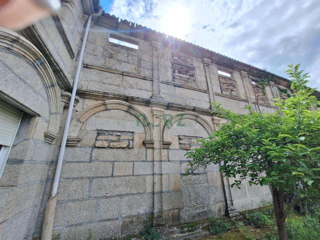 LOTE IMPRESIONANTE EDIFICIO +2 CASAS+ FINCA URBANIZABLE EN CORAZON DE RIBADAVIA