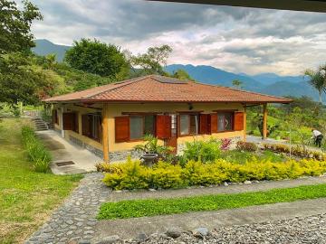 Impresionante Finca con Diseño Artesanal Personalizada
