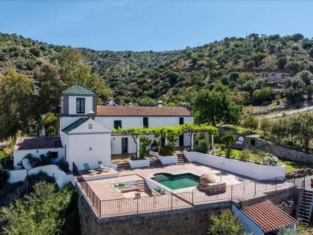 IMPRESIONANTE FINCA EN ALORA CON VILLA SEÑORIAL