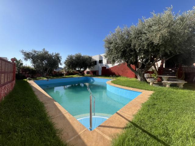 Impresionante hogar familiar de tres en uno con piscina en Enix