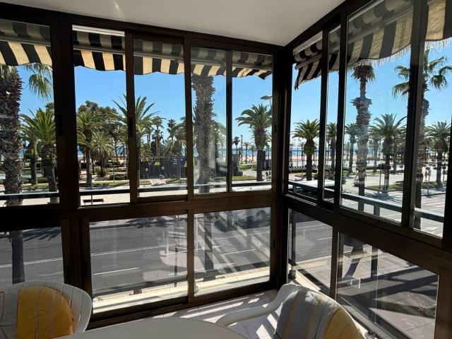 ¡IMPRESIONANTE PISO FRENTE AL MAR EN SALOU – PASEO JAIME I!