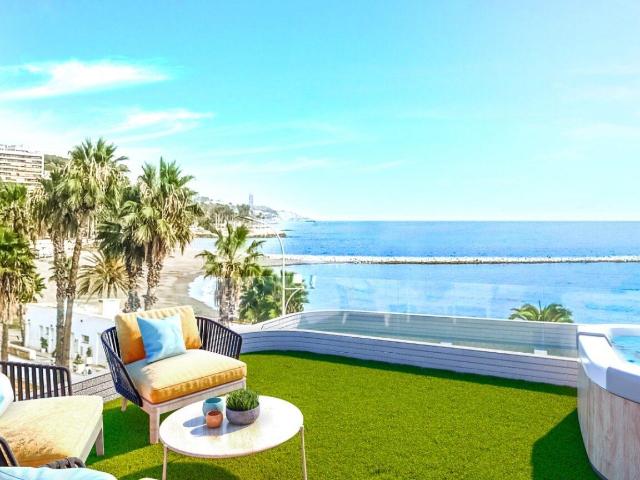 Impresionante triplex a estrenar en primera linea de playa en el Limonar
