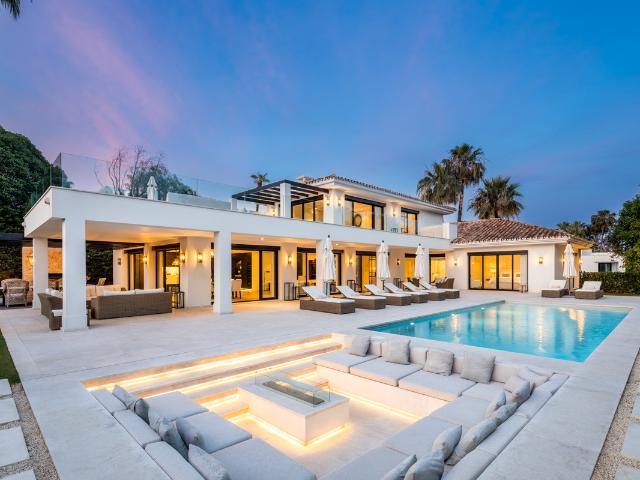 Impresionante Villa Moderna con Comodidades Inigualables en Nueva Andalucía