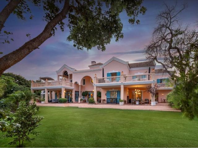 Impresionante Villa Moderna en San Roque Club 4500m² San Roque