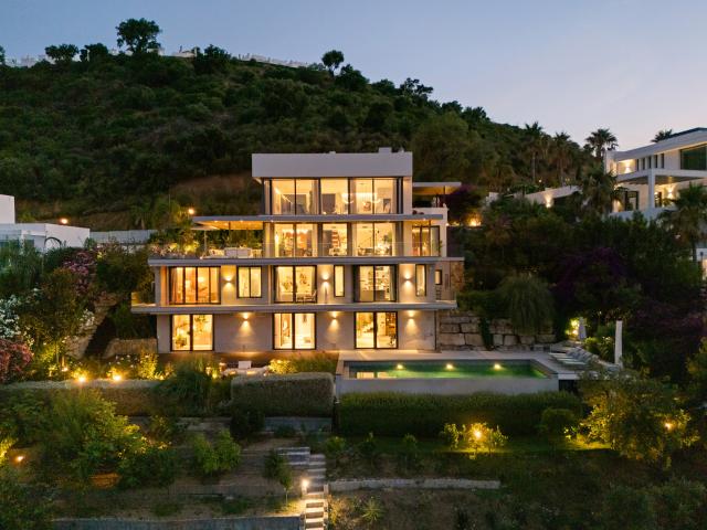 Impresionante villa de cuatro plantas con vistas al mar en las colinas de La Mairena Marbella Este