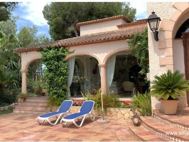 Impresionante villa de estilo mediterráneo de 500m2 en parcela de 1500m2