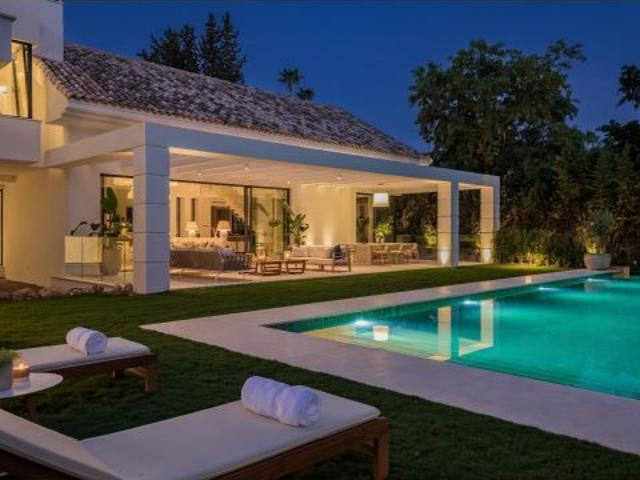 Impresionante villa de lujo de 5 dormitorios y 6 baños en El Paraiso, Estepona