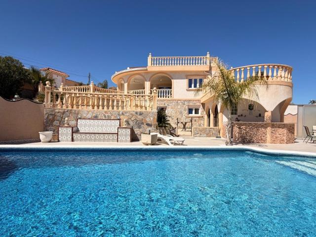 IMPRESIONANTE VILLA DE LUJO EN CIUDAD QUESADA CON PARCELA DE 921 M2, PISCINA PRIVADA, 5 DORMITORIOS Y 3 BAÑOS