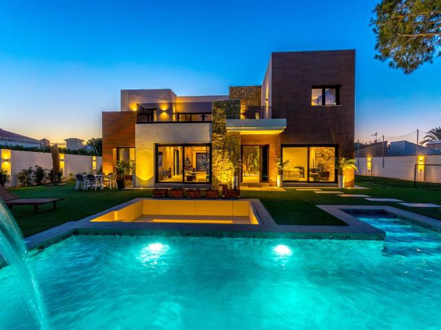 IMPRESIONANTE VILLA DE LUJO EN TORRETA FLORIDA
