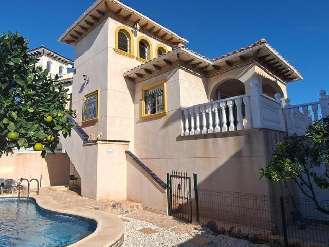 Impresionante Villa de 5 Habitaciones con Piscina Privada – A 2 Minutos del La Zenia Boulevard