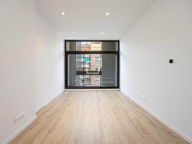 Impresionante vivienda con techos de 3,20 m en quinta planta. 99m² Barcelona
