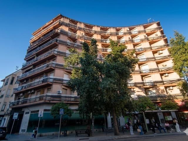 IMPRESIONANTE VIVIENDA EXTERIOR EN PLENA PLAZA DE COSTASOL