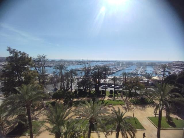 IMPRESIONANTE VIVIENDA FRENTE AL MAR JUNTO EXPLANADA Y PUERTO DE ALICANTE