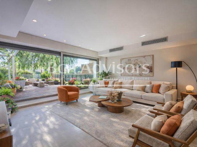 Impresionante y moderna casa con jardín, terraza y garaje en la parte alta de la ciudad