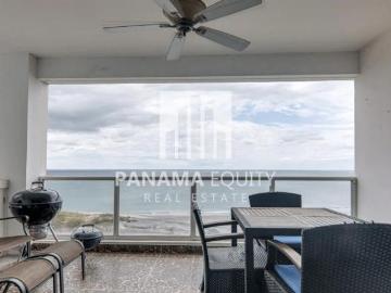 Impresionantes vistas al mar desde este condominio en Playa Blanca