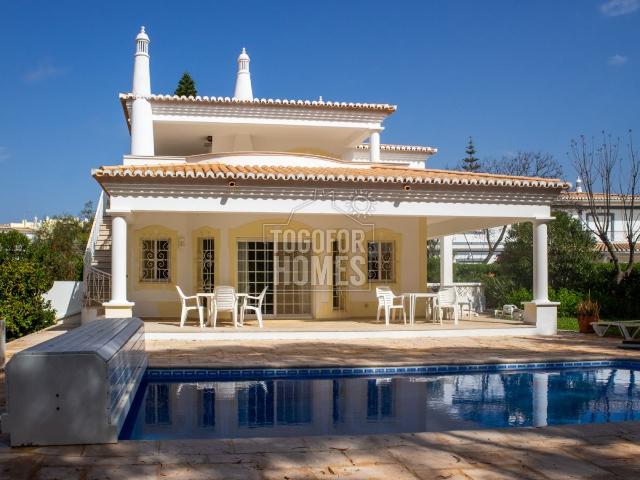 Impressionante Villa T3+1 com Piscina no Campo de Golfe, perto de Alvor