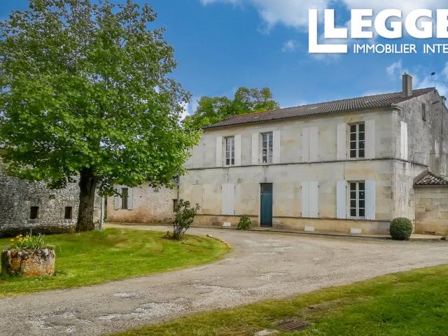 Impressionnant domaine situé sur près de 3 hectares de terrain, près de Pons et l'estuaire de Gironde