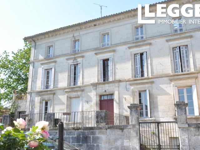 Impressionnant manoir de 3 chambres, situé au centre d'une ville du marché du Périgord
