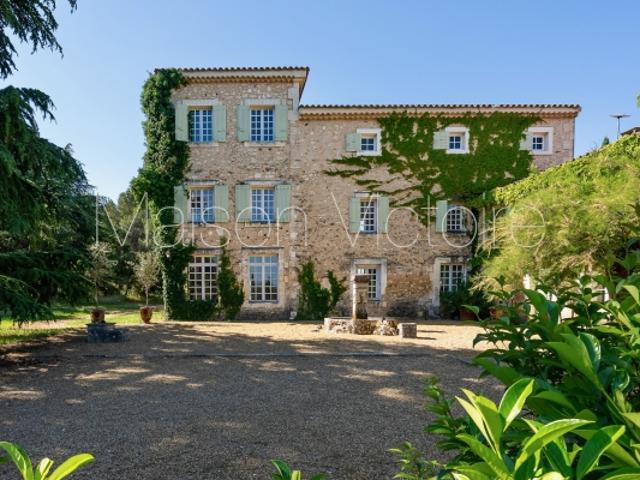 Impressionnante bastide du 18e siècle au cœur du Luberon