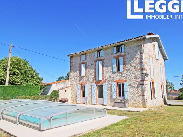 Impressionnante maison en pierre de 4 chambres avec piscine et jardin à deux pas des commerces