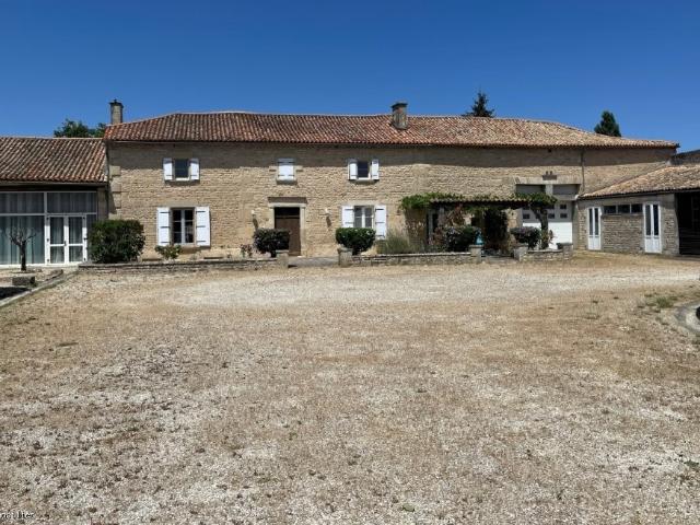 Impressionnante propriété en pierre de 9 chambres avec piscine et gite 378 950 €