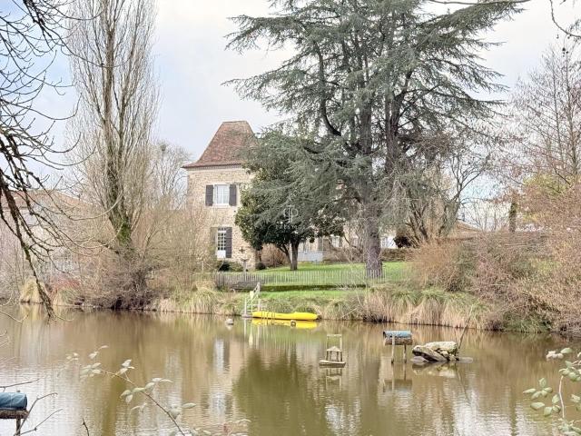 Impressive and imposing Eighteenth Century manoire of solid. 204m² Nontron