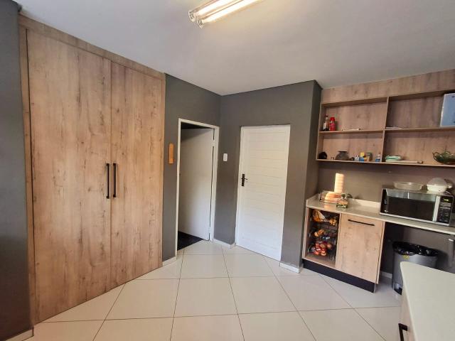 Impressive 1166m² mansion for sale, minutes away from mall of the north