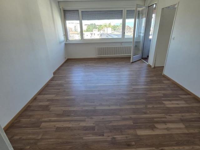In the center of Malley, beautiful renovated apartment with balcony and view