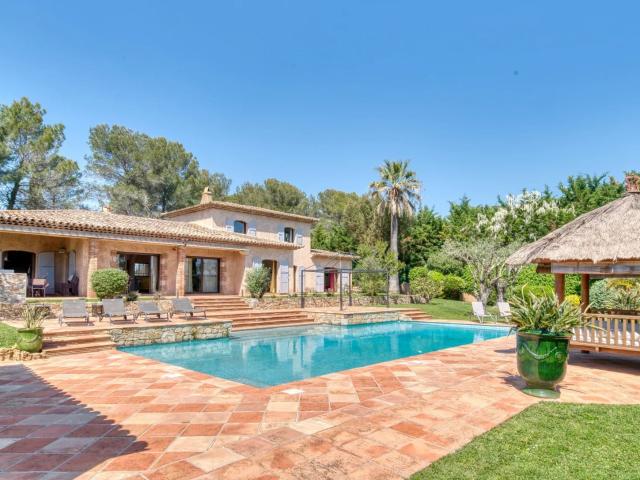 In the heart of a landscaped park of 8,397 m2, out of sight. 278m² Mougins