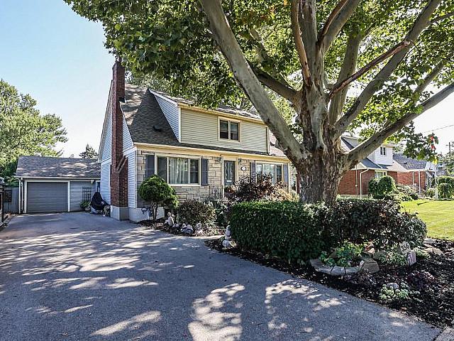 In The Heart Of North End St. Catharines 4+1 Bed, 3 Bath