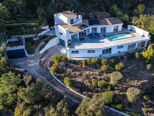 In the prestigious Esterel Residential Park, in a commanding. 161m² Fréjus