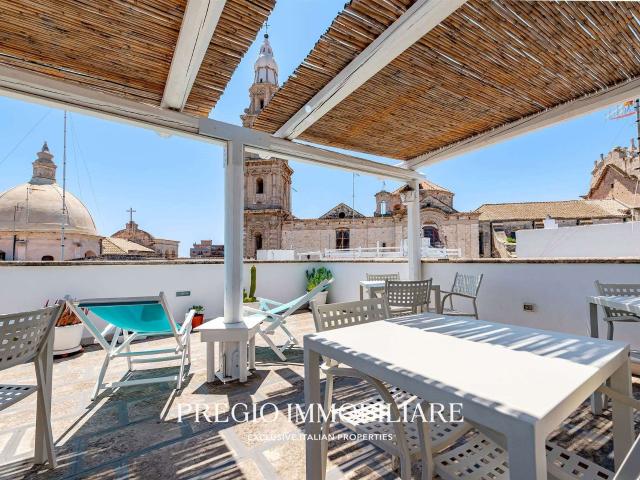 In uno degli scenari più suggestivi del centro storico di Mo. 340m² Monopoli