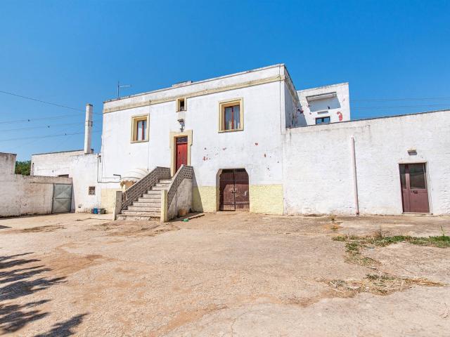 In uno dei complessi ottocenteschi più belli del territorio. 585m² Crispiano