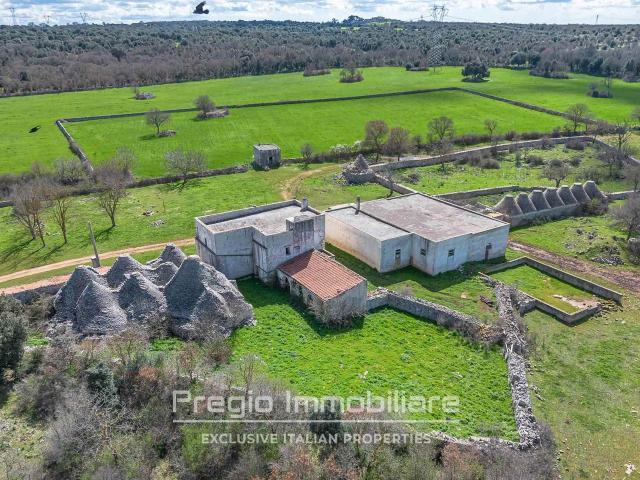 In uno scenario di rara bellezza, immerso nella rigogliosa s. 800m² Noci