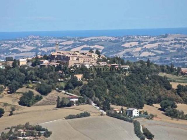In una cornice tra le più belle della provincia di pesaro urbino, tra le medie valli del metauro e del cesano proponiamo in vendita nel cuore del bo