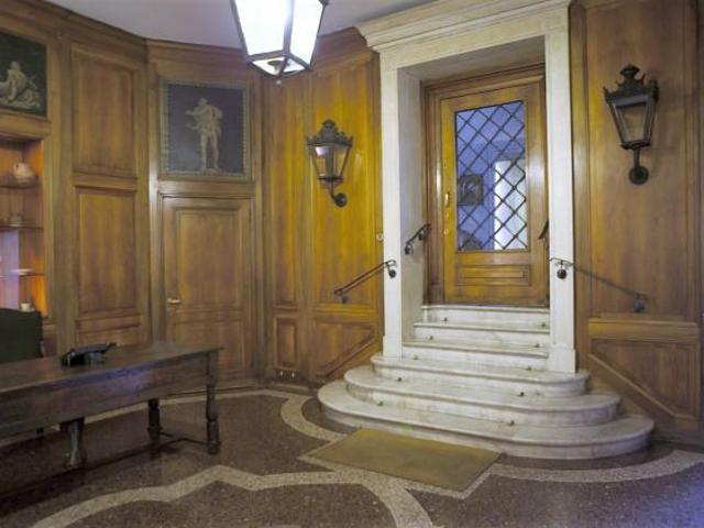 In Via Borgospesso, proponiamo negozio di mq. 65 con due vetrine in un palazzo storico del 1700, composto un unico grande locale, completamente rico