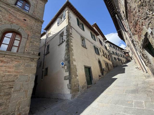 In via Berrettini, tra la chiesa di San Francesco e la zona. 195m² Cortona