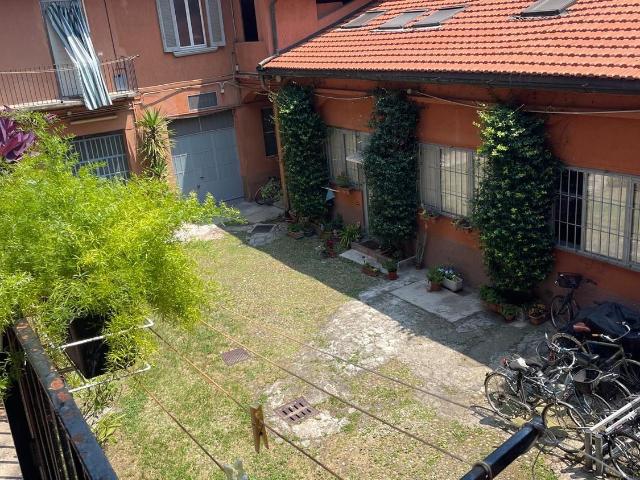 In Via Monte Cristallo traversa di via Lario, affittiamo appartamento di due locali al primo piano di stabile vecchia Milano composto da ingresso su disimpegno, sala con cucina a vista arredata con elettrodomestici, lavastoviglie e lavatrice, divano letto
