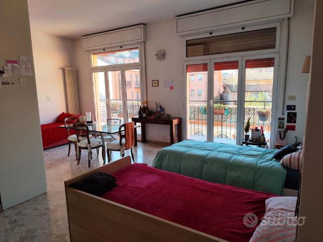 In via San Vitale, posto letto in Stupenda doppia