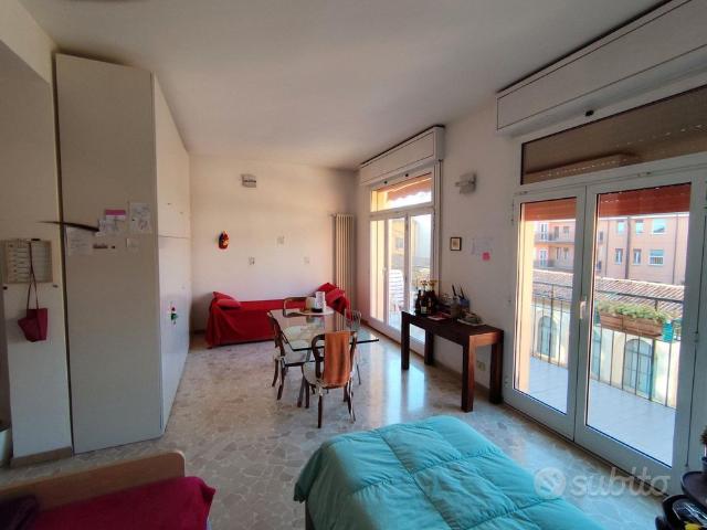 In via San Vitale, posto letto in Stupenda doppia
