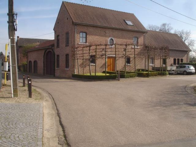 In Vliermaal is een adembenemende vierkantshoeve te koop
