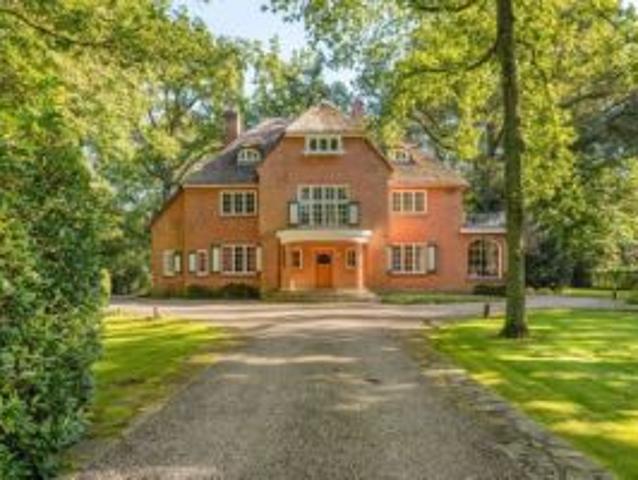 In Vriesdonk, rietgedekte karaktervolle villa op ca. 13.670m