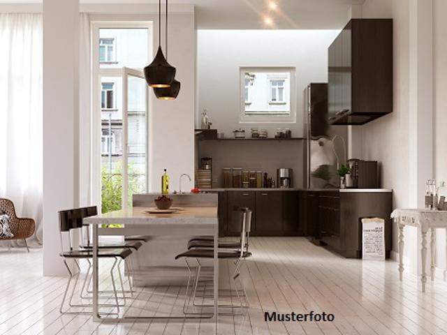 In zentraler Lage gemütliche Altbau Wohnung mit Balkon