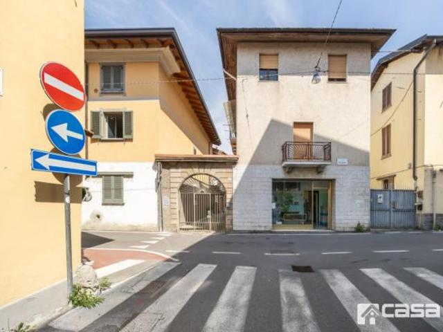 In zona centrale, proponiamo un appartamento sito all'interno di un cortile situato al primo e ultimo piano. L'appartamento è fornito di un ingresso i