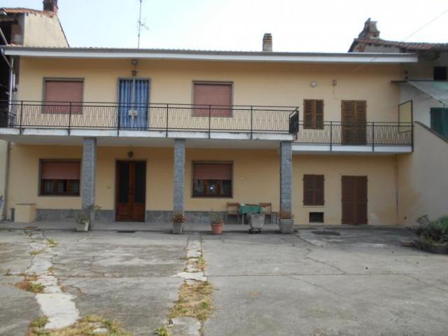 in zona semi centrale, ottima soluzione per due famiglie. Unit principale abitazione disposta su due piani e composta da ingresso, cucina soggiorno