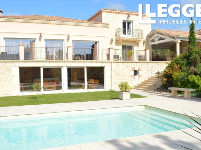 In a sought after neighbourhood of Marmande, a architect designed house with generous rooms and a guest house