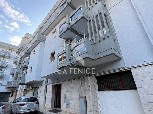 In affitto – Appartamento 3 vani + accessori, 90 mq – Secondo piano con ascensore