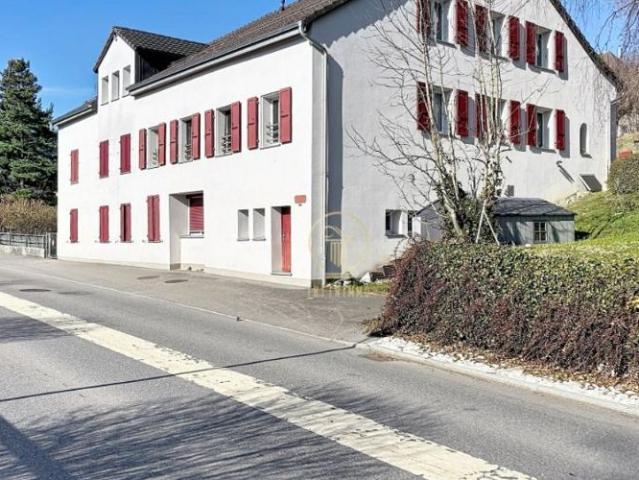 IN Ballaigues – schönes, sehr gut unterhaltenes und renoviertes Gebäude mit 5 Wohnungen, 2 Lagerräumen und 9 Parkplätzen