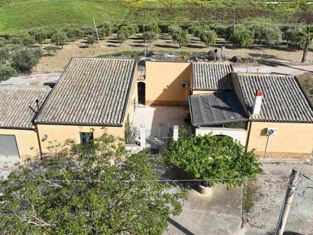 In contrada Canicassè, nelle immediate vicinanze della Sala. 245m² San Cataldo